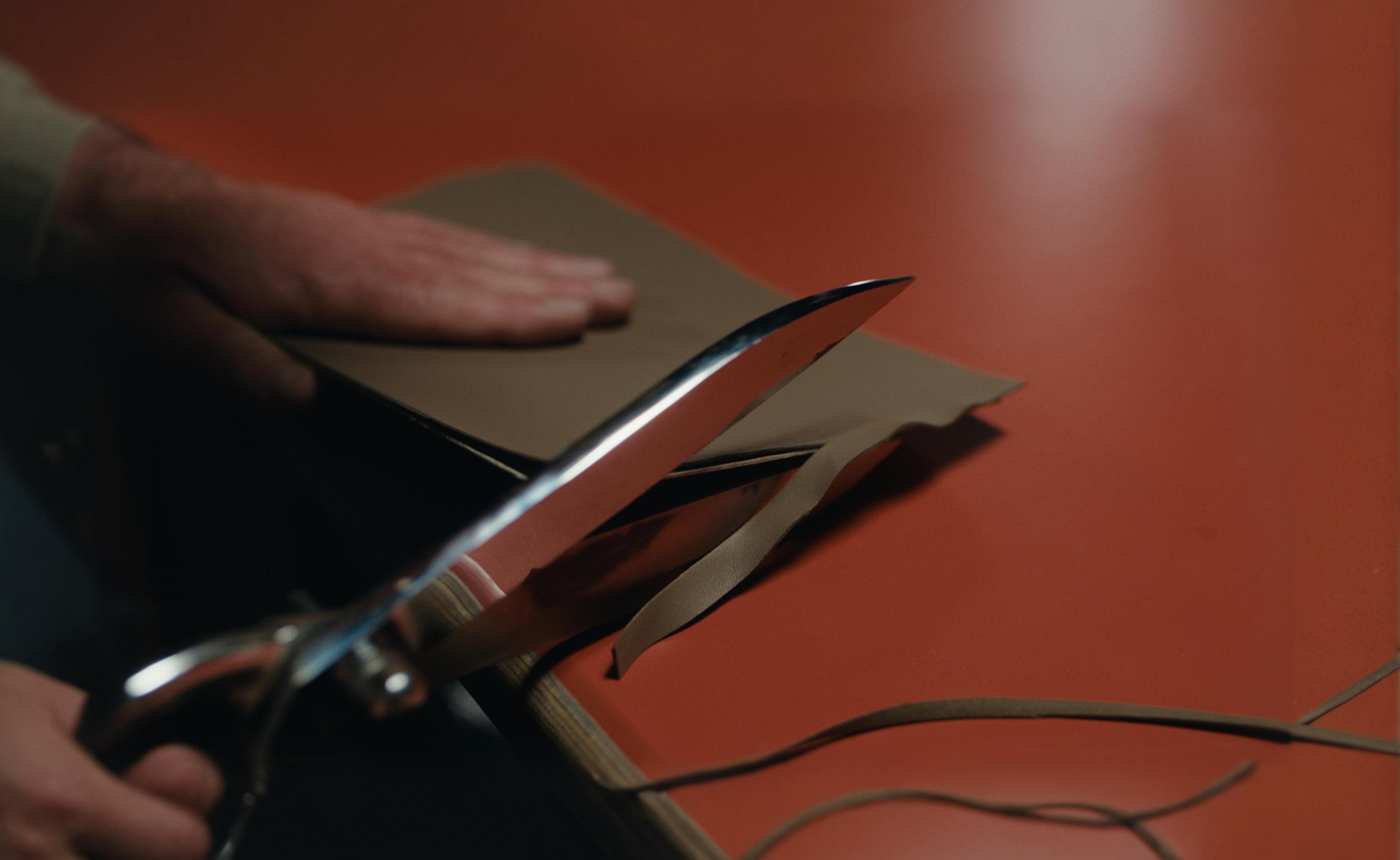 Scopri il potere della funzione 'Zoom out' di Stable Assistant con questa immagine affascinante, dove un paio di forbici taglia senza sforzo un pezzo di carta, mettendo in evidenza la capacità dello strumento di estendere in modo fluido la tua immagine. Perfetto per evidenziare la precisione e le capacità orientate ai dettagli di 'Zoom out', questa immagine sicuramente impressionerà e ispirerà la creatività nei tuoi progetti digitali.