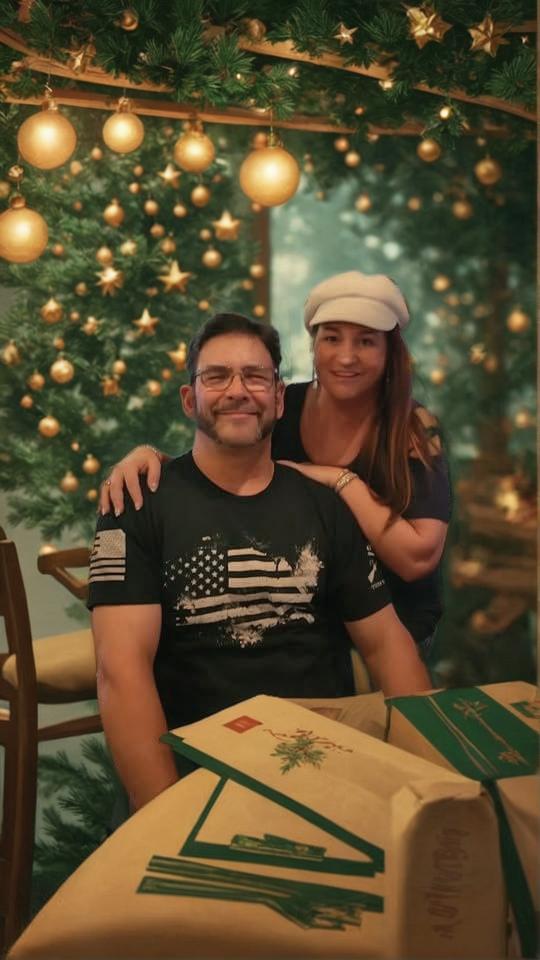 Trasforma le tue immagini con lo strumento 'Sostituisci Sfondo' di Stable Assistant, fondendo il tuo soggetto in modo fluido con un sfondo festivo per le vacanze. Perfetto per creare contenuti accattivanti, questa funzione garantisce che le tue immagini risaltino con risultati vivaci e professionali.