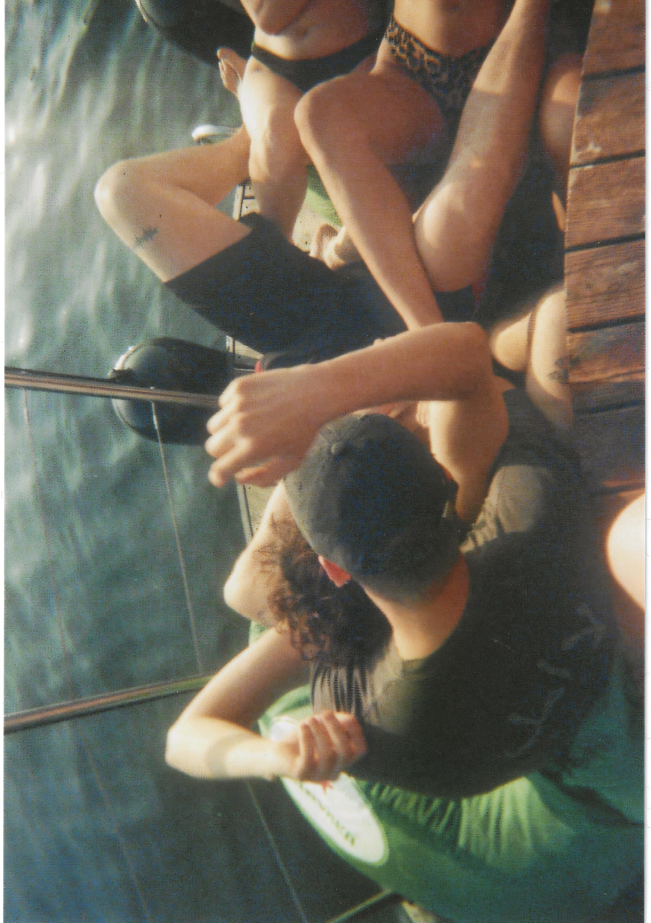 Sperimenta il potere trasformativo dello strumento Upscale di Stable Assistant, che migliora in modo maestoso la qualità delle tue immagini preservandone l'essenza originale. In questo esempio spettacolare, lo strumento Upscale eleva con facilità una scena vivace e dinamica di amici che godono di una giornata soleggiata sull'acqua, dimostrando la sua capacità di far risaltare il meglio delle tue immagini.