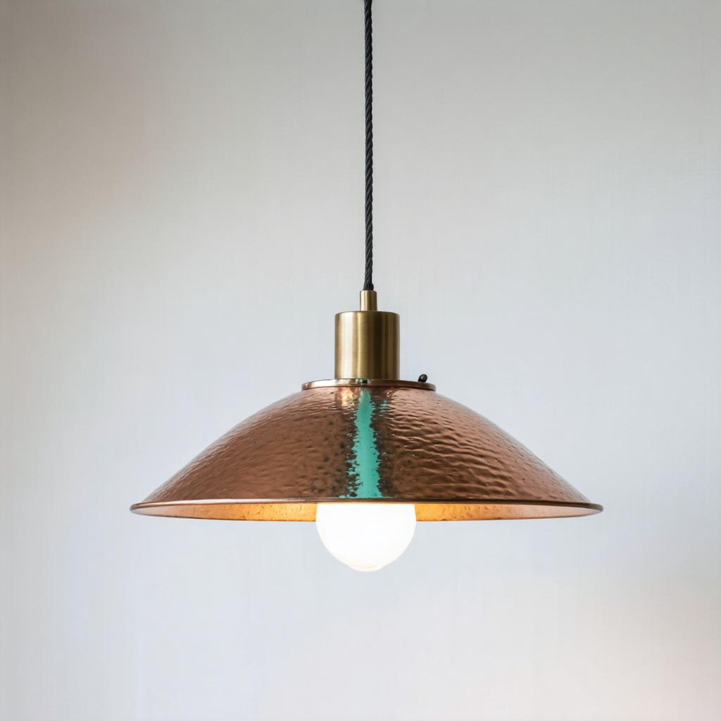 Découvrez les capacités impressionnantes de Stable Diffusion Ultra avec cette magnifique lampe suspendue. Dotée d'une abat-jour en cuivre et d'un cordon noir élégant, cette image générée par IA met en valeur la capacité de l'outil à créer des designs réalistes et visuellement attrayants. Parfaite pour mettre en lumière la précision et la créativité de Stable Diffusion Ultra dans la génération d'images de haute qualité pour diverses applications.