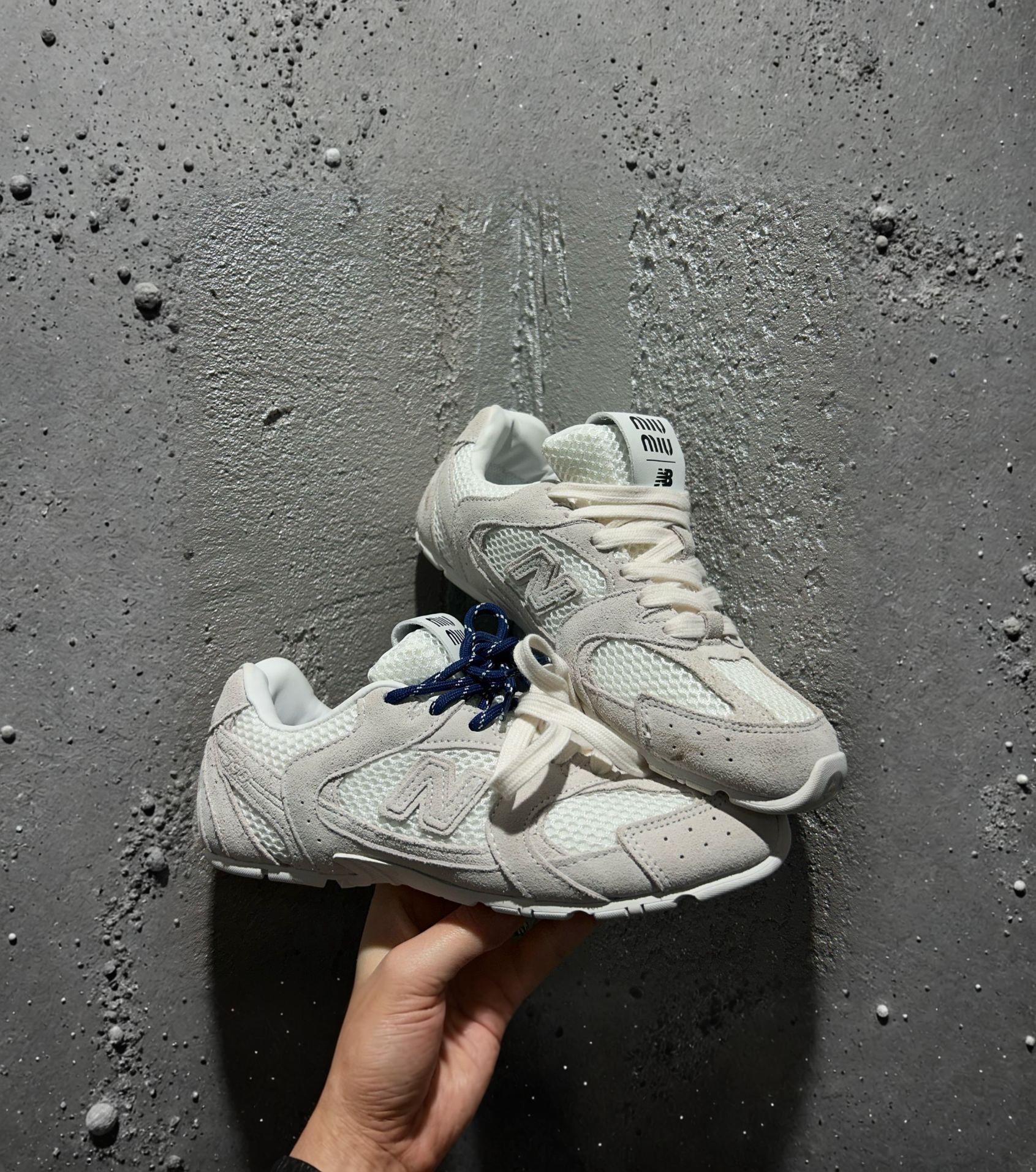 Scopri il potere dello strumento 'Zoom out' di Stable Assistant con questa immagine spettacolare di eleganti sneakers moderne. La funzione 'Zoom out' estende in modo fluido la tua immagine, creando una scena visivamente affascinante che mette in evidenza la capacità dello strumento di migliorare e ampliare il tuo contenuto visivo senza sforzi.