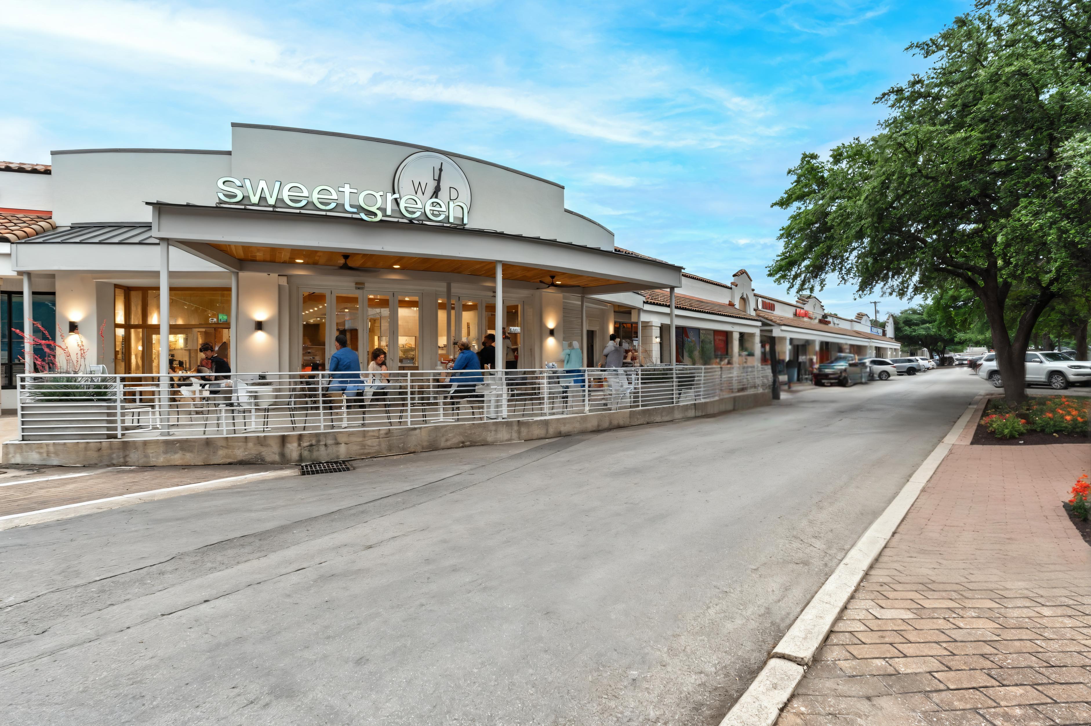 Scopri il potere dello strumento 'Cancella' di Stable Assistant con questa immagine impressionante di un affollato ristorante Sweetgreen. Rimuovi facilmente oggetti indesiderati nell'area specificata per migliorare le tue immagini, proprio come abbiamo fatto qui, evidenziando la precisione e l'efficacia dello strumento. Perfetto per migliorare la chiarezza e l'attractività del tuo contenuto, 'Cancella' è la tua scelta ideale per un'editing senza soluzioni di continuità.