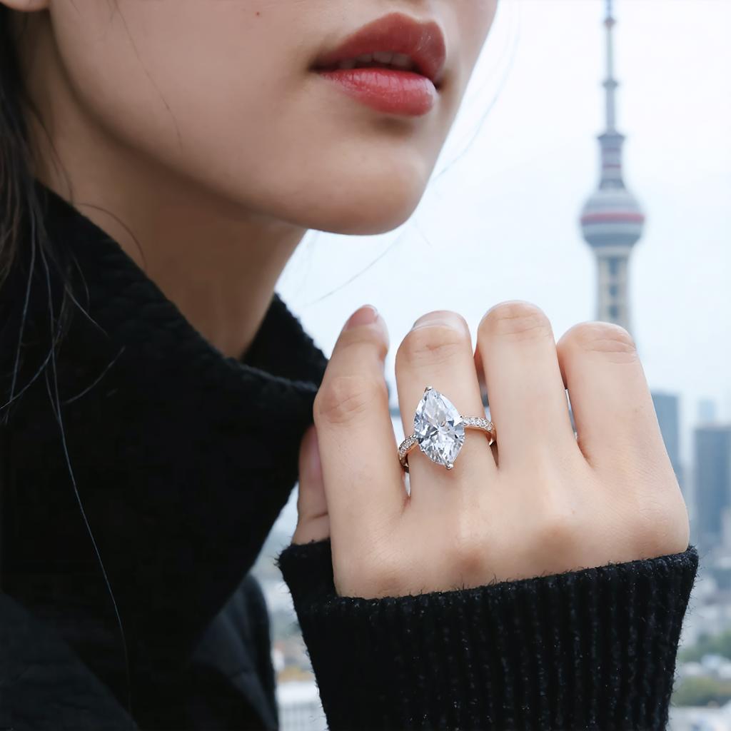 Questa immagine mostra un primo piano della mano di una persona adornata da un anello a smeraldo con diamante, contro il panorama di una skyline cittadina che include la famosa Torre della Perla Orientale. Il 'generatore di immagini Stable Diffusion Ultra' ha catturato con abilità i dettagli intricati dell'anello e del panorama urbano, dimostrando la sua capacità di creare immagini di alta qualità e realistiche che possono essere adattate a vari temi.