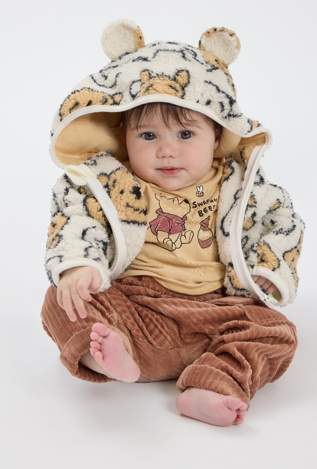 Découvrez les incroyables capacités d'Inpaint avec cette adorable photo de bébé ! L'outil remplace les éléments de manière fluide, créant un mélange parfait entre un sweat-shirt à thème animal et un ensemble charmant, mettant en évidence sa précision et sa créativité. Expérimentez la magie d'Inpaint et améliorez vos compétences en retouche photo dès aujourd'hui !
